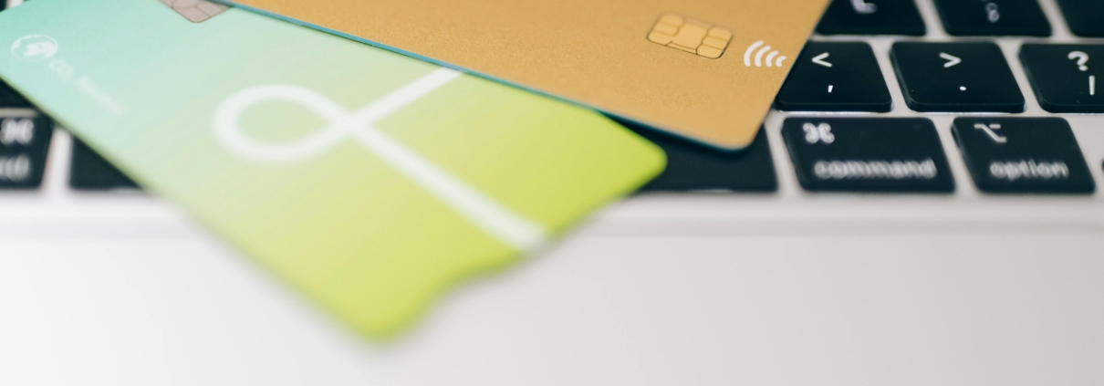 pexels-leeloothefirst-8937438 Due carte di credito su una tastiera di laptop - confronto Revolut vs Wise per viaggiare